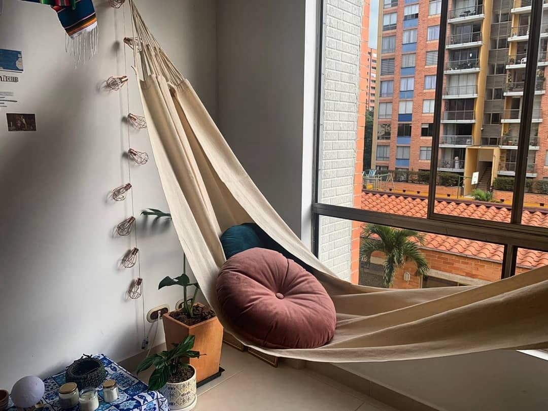 Hamaca tejida a mano colgada al aire libre, estilo caribeño